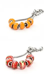 Detailansicht des modischen Schlangenketten-Armbands mit farbigen Glas-Kristallperlen.