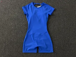 Combinaison de yoga sportive bleue pour femme, shorty moulant à manches courtes et dos nu élégant.