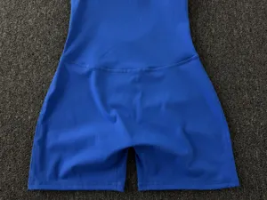 Gros plan sur la taille et le short de la combinaison de sport, tissu elastique.