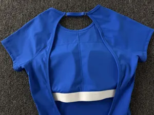 Jumpsuit de fitness de yoga à manches courtes et dos nu bleu pour femmes, vue détaillée.