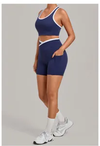 Dunkelblauer Sport-BH und Shorts Yoga-Set mit Kontraststreifen und Taschen fürs Laufen.