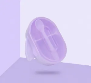 Vista dettagliata della ciotola con ventosa viola per neonati con cucchiaio in silicone.