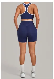 Detaillierte Rückansicht des blauen Sportbekleidungssets mit kontrastierendem BH und Shorts.