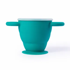 Tazza per snack pieghevole in silicone per neonati con due manici e base a ventosa.