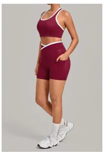 Bordeauxrotes Sport-Set mit Sport-BH und Shorts mit Kontrastbesatz für das Training.