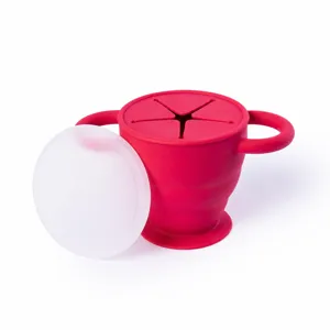 Dettaglio tazza snack pieghevole in silicone, pratico contenitore portatile antigoccia.