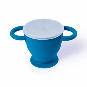 Dettaglio tazza snack pieghevole in silicone per neonati con coperchio anti-versamento e manici.