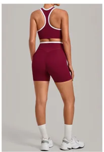 Bordeauxrotes Sport-BH und Shorts Yoga-Set mit kontrastierenden Paspeln, Fitnessbekleidung.