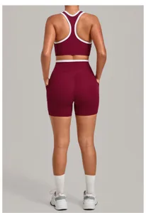 Rückansicht des bordeauxroten Sport-BHs mit Kontrastbesatz und Yoga-Shorts Fitness-Set.