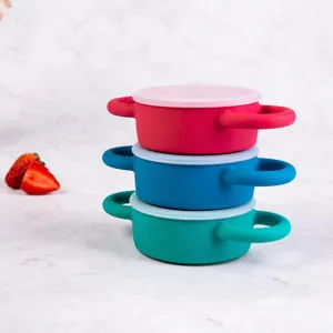 Set di tazze per snack per neonati in silicone portatile con doppie maniglie e coperchi.