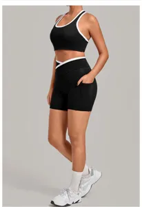 Detailansicht des schwarzen Fitness-Sets mit Crop-Top und Biker-Shorts im Kontrastdesign.