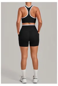 Schwarzes Yoga-Sportset mit Kontrastkanten, Crop-Top und kurze Radlerhosen, Rückendetail.