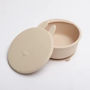 Dettaglio ciotola con ventosa in silicone per neonati con coperchio orecchie di coniglio carino.