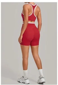 Rückansicht Nahaufnahme von rot weißen Yoga Sport-Bra und Fitness Radlerhosen.