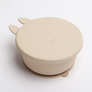 Vista dettagliata della ciotola con ventosa in silicone per neonati con coperchio orecchie.
