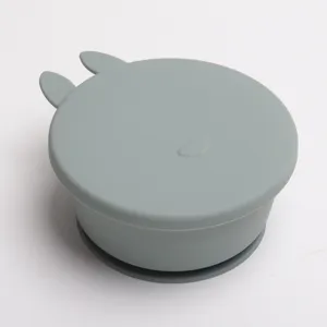 Ciotola in silicone per neonati con coperchio e orecchie, dettaglio ventosa, grigio.