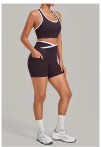 Detailansicht des Damen Sport-BHs mit Kontrastrand und der Yoga-Shorts mit Taschen Set.