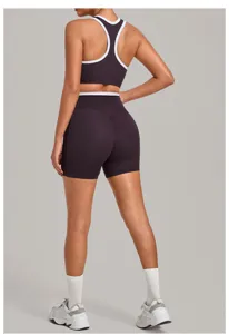 Rückansicht Detail des Damen Sport-BH und Fitness Shorts Sets mit Ringelrücken und hoher Taille.