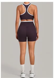 Damen Fitness Sportbekleidung Set Sport-BH und Biker-Shorts in Dunkelviolett mit weißem Rand.