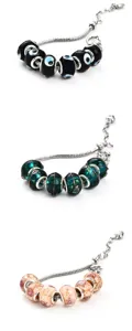 Vue détaillée d'un bracelet jonc serpent de style européen avec perles en verre coloré.