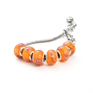 Bracelet à breloques style européen avec perles en verre orange et chaîne serpent.