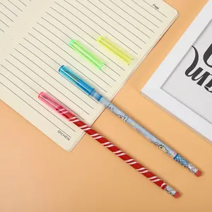 Kleurrijke potloodset met doorzichtige doppen en creatieve briefpapierelementen details.
