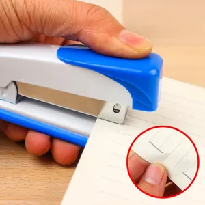 Blau-weißer Büro-Heftgerät zum Papierbinden, langlebiges Schüler-Schreibwaren Detail.