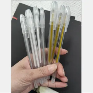 Primo piano dettagliato di penne evidenziatrici trasparenti con inchiostro bianco e oro.