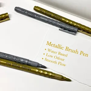 Vista dettagliata della penna metallica che mostra la scrittura con punta fine su carta.