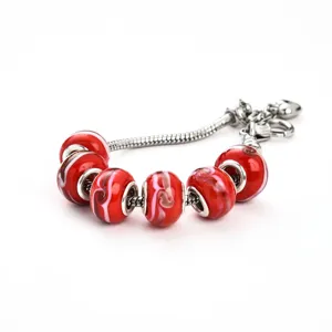 Rotes Muranoglas Charm Armband mit Silber Schlangenkette, klassischer europäischer Schmuck.