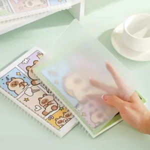 Vista dettagliata del quaderno ad anelli A5 con simpatico orsetto e copertina opaca.