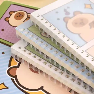 Primo piano dettagliato di quaderni A5 rilegati a spirale con copertine di orsetti carini.