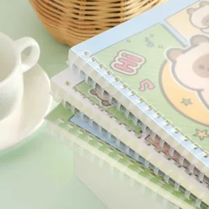 Primo piano di taccuino a spirale carino con design di orso, cancelleria per ufficio.