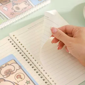 Primo piano dettagliato delle pagine interne del taccuino a spirale con carta a righe.
