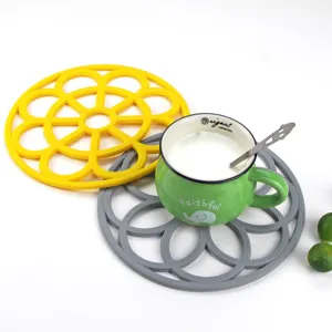 Silikon Hitzeschutzmatte Detailansicht, flexible rutschfeste Tischmatte fuer Kueche und Töpfe.