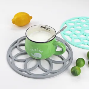 Nahaufnahme der hohlen Silikon-Wärmeschutzmatte in Grau und Cyan mit Keramiktasse.