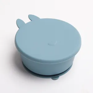 Vista dettagliata della ciotola in silicone per bambini con coperchio orecchie di coniglio.