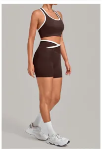 Detailansicht des Fitness Yoga Sets für Damen mit Kontrastbesatz aus Sport-BH und Shorts.