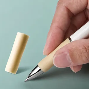 Dettaglio penna gel con impugnatura in silicone morbido per una scrittura confortevole.