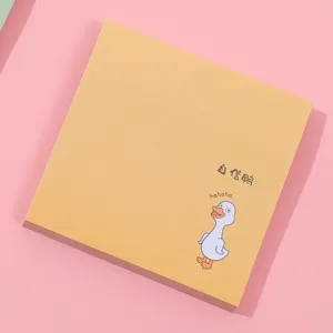 Primer plano detallado de bloc de notas adhesivas amarillo con diseño de pato bonito para notas diarias.