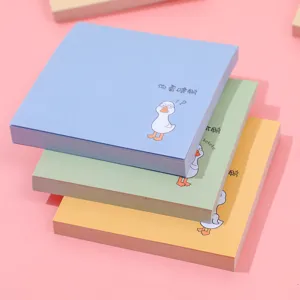 Primer plano de notas adhesivas bonitas de dibujos animados en tonos pastel con pato.