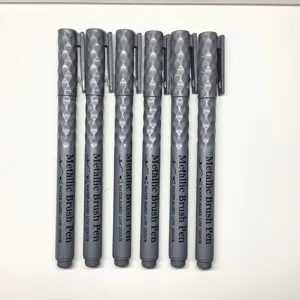 Confezione da 6 pennarelli metallizzati ad acqua a basso odore, corpo grigio per calligrafia.