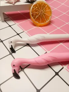 Primo piano della penna gel fenicottero con dettagli di piume e testa d'animale unica.