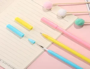 Detalle de bolígrafos de gel de colores con tapas y recambio sobre un cuaderno rayado.