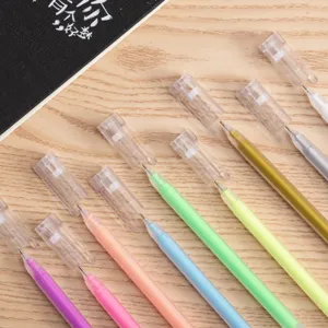 Conjunto de bolígrafos de gel coloridos con tapas transparentes en plano sobre fondo de madera.
