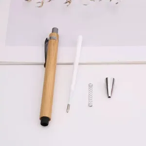 Bambus Kugelschreiber Ersatzteile im Detail mit Holzkörper, Mine und Feder für Büro.