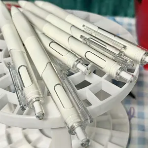 Vista dettagliata di penne gel bianche minimaliste ordinate in un pratico supporto per scrittura.