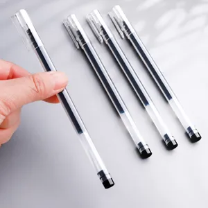 Dettaglio penna gel trasparente con fusto chiaro e inchiostro nero ad alta precisione.