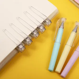 Gros plan de mini stylo gel aux couleurs pastel avec capuchon en plastique transparent.