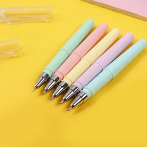 Gros plan detaille sur un lot de stylos gel courts pastel colores pour papeterie.